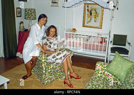 Marie Louise Prinzessin von Schönburg Glauchau, geb. von Preußen (rechts), mit Nanny und Tochter Sophie am Tegernsee, Deutschland 1980. Foto Stock