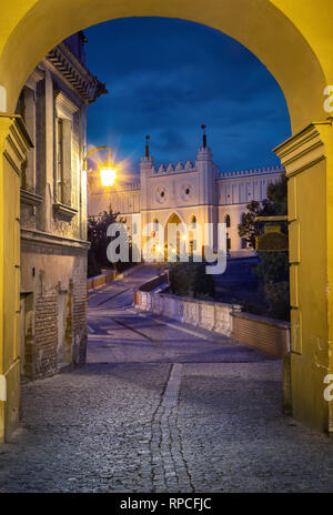 Vista del castello di Lublino attraverso l'arco al tramonto nella città vecchia di Lublin, Polonia Foto Stock