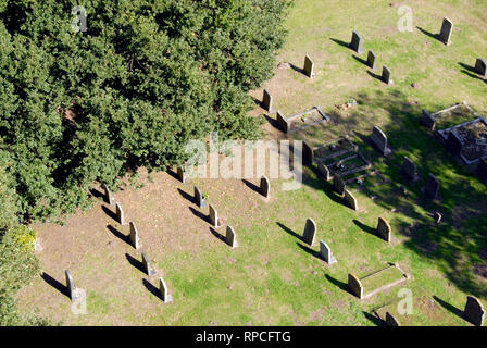 Vista aerea di lapidi nei giardini della chiesa dal campanile di una chiesa, St Helen's, Ranworth, Norfolk, Inghilterra. Foto Stock