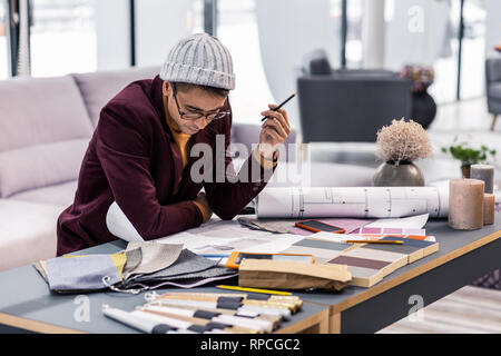 Calma Undistracted maschio adulto lavoratore impegnandosi in disegni rendendo Foto Stock