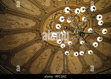 Particolare del soffitto decorato con lampadari di ingresso del teatro Massimo dedicata a Vincenzo Bellini di Catania, Italia Foto Stock