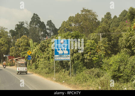 Tabellone politico sulla strada in Cambogia Foto Stock