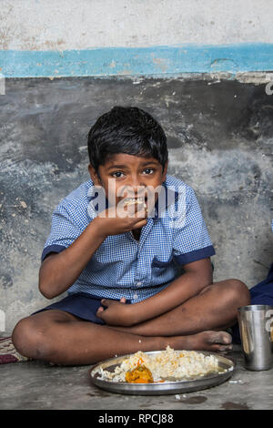 Studente rurale indiano che pranza a scuola, villaggio di Keshabpur, Bengala occidentale, 1 febbraio 2019 Foto Stock