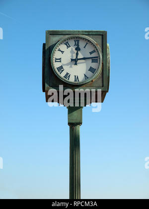 Un orologio sul lungomare di Hastings Foto Stock