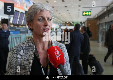 Siobhan O'Donnell, portavoce per l'aeroporto di Dublino, parlando ai media nel Terminal 1 dopo aver confermato un drone avvistamento ha costretto la sospensione temporanea delle operazioni aeroportuali. Foto Stock