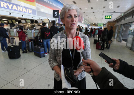 Siobhan O'Donnell, portavoce per l'aeroporto di Dublino, parlando ai media nel Terminal 1 dopo aver confermato un drone avvistamento ha costretto la sospensione temporanea delle operazioni aeroportuali. Foto Stock