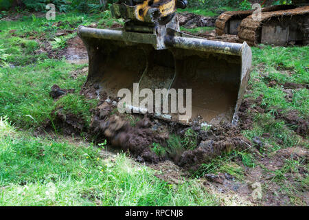 Digger coinvolti nel flusso di lavoro di restauro Wootton New Forest National Park Hampshire REGNO UNITO Inghilterra Agosto 2016 Foto Stock