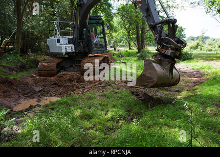 Digger coinvolti nel flusso di lavoro di restauro Wootton New Forest National Park Hampshire REGNO UNITO Inghilterra Agosto 2016 Foto Stock