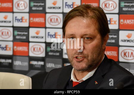 Kiev, Ucraina. Xx Febbraio 2019. Olympiakos F.C. coach Pedro Martins durante una conferenza stampa dopo la partita in UEFA Europa League allo Stadio Olimpico Kiev. Credito: Aleksandr Gusev/Pacific Press/Alamy Live News Foto Stock