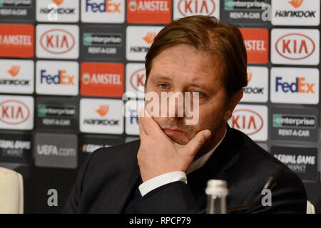 Kiev, Ucraina. Xx Febbraio 2019. Olympiakos F.C. coach Pedro Martins durante una conferenza stampa dopo la partita in UEFA Europa League allo Stadio Olimpico Kiev. Credito: Aleksandr Gusev/Pacific Press/Alamy Live News Foto Stock