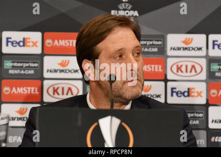 Kiev, Ucraina. Xx Febbraio 2019. Olympiakos F.C. coach Pedro Martins durante una conferenza stampa dopo la partita in UEFA Europa League allo Stadio Olimpico Kiev. Credito: Aleksandr Gusev/Pacific Press/Alamy Live News Foto Stock