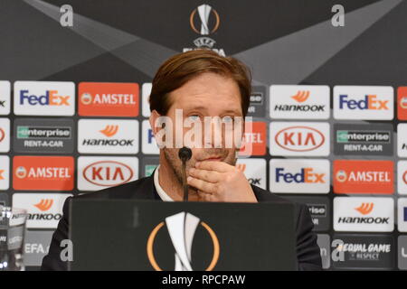 Kiev, Ucraina. Xx Febbraio 2019. Olympiakos F.C. coach Pedro Martins durante una conferenza stampa dopo la partita in UEFA Europa League allo Stadio Olimpico Kiev. Credito: Aleksandr Gusev/Pacific Press/Alamy Live News Foto Stock