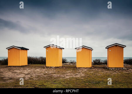 Giallo cabine in legno. Viken, Svezia. Foto Stock