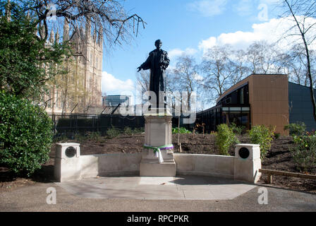 Statua di Emmeline Pankhurst vicino alla Casa del Parlamento, Westminster Foto Stock