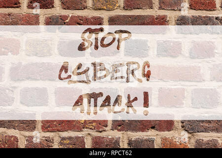 La scrittura della nota mostra Stop cyber attacco. Business photo vetrina per impedire il tentativo da parte di hacker danni distruggere la rete di computer un muro di mattoni arte come Graff Foto Stock