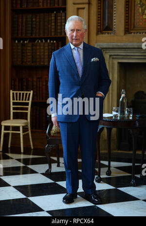 Il Principe di Galles durante la sua visita a Lambeth Palace di Londra, dove ha presentato il Cranmer premi al libro di preghiera della società trentesimo concorso annuale. Foto Stock