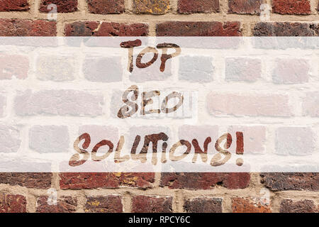 La scrittura della nota mostra Top Seo soluzioni. Business photo presentazione di metodologia delle tecniche per aumentare la quantità di visitatori un muro di mattoni arte come Graffit Foto Stock