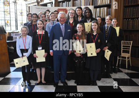 Il Principe di Galles durante la sua visita a Lambeth Palace di Londra, dove ha presentato il Cranmer premi al libro di preghiera della società trentesimo concorso annuale. Foto Stock