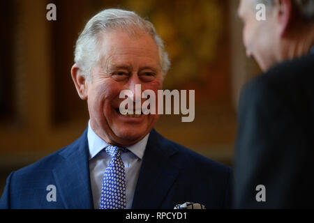 Il Principe di Galles durante la sua visita a Lambeth Palace di Londra, dove ha presentato il Cranmer premi al libro di preghiera della società trentesimo concorso annuale. Foto Stock