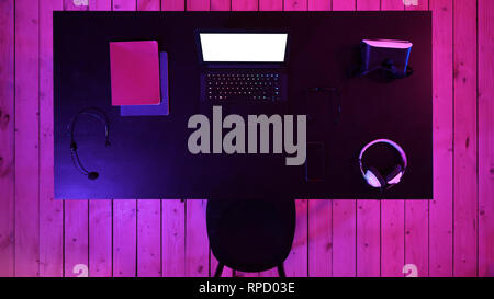 Vista dall'alto. Gamer concetto di area di lavoro con il giocatore allo schermo del laptop visto. Display bianco. Professional shot in risoluzione 4K. 020. È possibile utilizzare ad esempio nella vostra Foto Stock