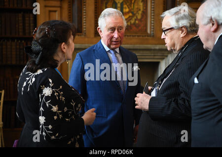 Il Principe di Galles durante la sua visita a Lambeth Palace di Londra, dove ha presentato il Cranmer premi al libro di preghiera della società trentesimo concorso annuale. Foto Stock