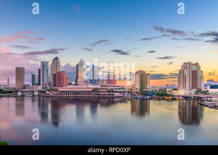 Tampa, Florida, Stati Uniti d'America skyline del centro della baia all'alba. Foto Stock