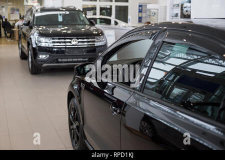 Russia, Izhevsk - 15 Febbraio 2019: Showroom Volkswagen. Auto nuove in showroom del concessionario. Con i moderni mezzi di trasporto. Foto Stock