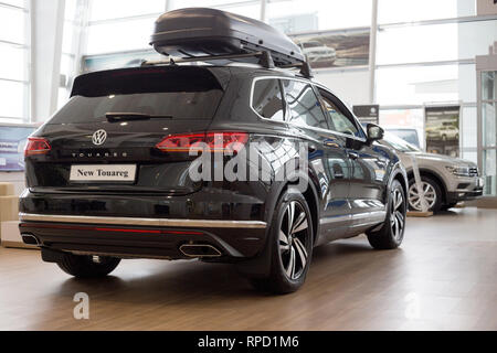 Russia, Izhevsk - 15 Febbraio 2019: Showroom Volkswagen. Nuova Touareg nella showroom del concessionario. Famoso marchio mondiale. Foto Stock