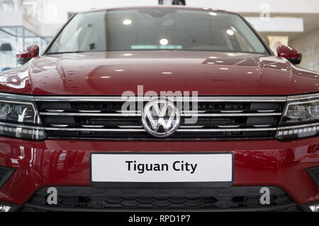 Russia, Izhevsk - 15 Febbraio 2019: Showroom Volkswagen. Nuova Tiguan nella showroom del concessionario. Famoso marchio mondiale. Foto Stock