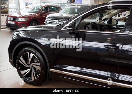 Russia, Izhevsk - 15 Febbraio 2019: Showroom Volkswagen. Nuove vetture di prestigio nella showroom del concessionario. Famoso marchio mondiale. Foto Stock