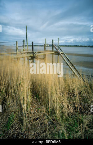 Un pontile in legno sul fiume Severn. Foto Stock