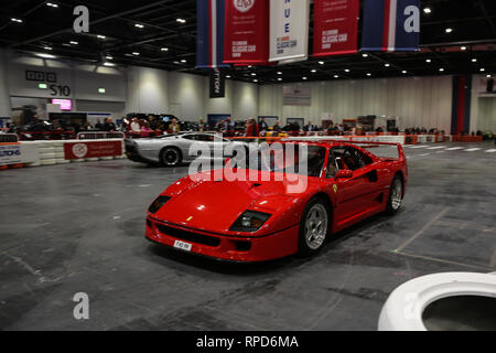 Una Ferrari F40 e Jaguar XJ220 presso la London Classic Car Show 2019 Foto Stock