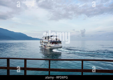 Arrivo del traghetto sul pontile del Panuba Inn Resort in Isola di Tioman, Malaysia Foto Stock