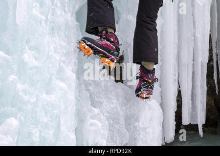 Munising, Michigan - I partecipanti hanno usato ramponi per salire congelate di formazioni di ghiaccio in Pictured Rocks National Lakeshore durante l annuale Michigan Ice Fes Foto Stock