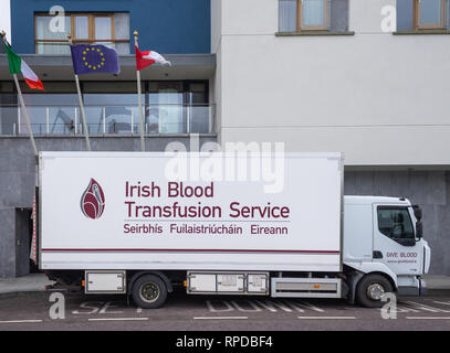 Irlandese di trasfusione del sangue Service veicolo parcheggiato al di fuori di un centro di donatore Foto Stock