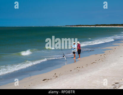 Fort De Soto Park, Florida -- Febbraio 17, 2019. Due uomini sono la pesca nelle acque del Golfo del Messico. Foto Stock