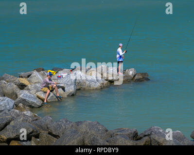 Fort De Soto Park, Florida -- Febbraio 17, 2019. Foto di due ragazzi casting le loro linee nel Golfo del Messico. Foto Stock