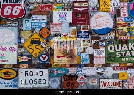 Collezione di antichi highway e insegne commerciali dietro 66 Diner, un ristorante nostaligic lungo la storica Route 66 in Albuquerque, Nuovo Messico, Stati Uniti d'America [N Foto Stock