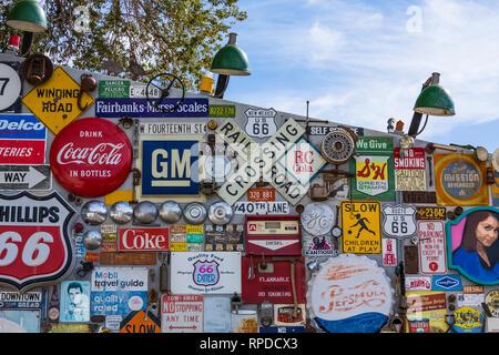 Collezione di antichi highway e insegne commerciali dietro 66 Diner, un nostalgico ristorante lungo la storica Route 66 in Albuquerque, Nuovo Messico, Stati Uniti d'America [n. Foto Stock