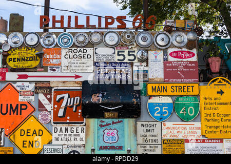 Collezione di antichi highway e insegne commerciali dietro 66 Diner, un nostalgico ristorante lungo la storica Route 66 in Albuquerque, Nuovo Messico, Stati Uniti d'America [n. Foto Stock