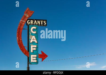 Borse di studio Cafe segno per un ristorante, chiuso come di questa fotografia, lungo la storica Route 66 in sovvenzioni, Nuovo Messico, Stati Uniti d'America [alcuna proprietà di rilascio; disponibile fo Foto Stock