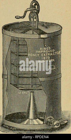 . American agricoltura e allevamento del bestiame, con fatti utili per la casa, dedicato all'agricoltura in tutti i suoi servizi. L'agricoltura. EXCELSIOR miele extractor. KINGS miele extractor. Alveari.-La vecchia casella di chiusura alveare a lungo è stato scartato dalla maggior successo- ful apicoltori e tlie più comoda e migliore alveari hanno preso il suo posto, mentre il confronto e la brimstone stanno diventando solo un relitto di scartati e le barbare pratiche. È interessante notare i diversi tipi di alveari utilizzati da alcune nazioni. In Cipro alveari sono fatte di fango nella forma di un cono, gli abitanti Foto Stock