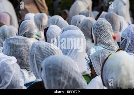 Ortodossa Etiope di donne che indossano mantelli bianchi pregando in Miskaye Hizunan Medhanealem chiesa ad Addis Abeba in Etiopia. Foto Stock