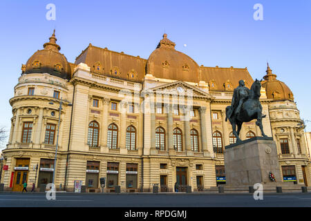 Bucarest, Romania - 16 Febbraio 2019: basso angolo della Biblioteca Centrale Università di Bucarest (Biblioteca Centrala Universitara Carol 1) al tramonto w Foto Stock