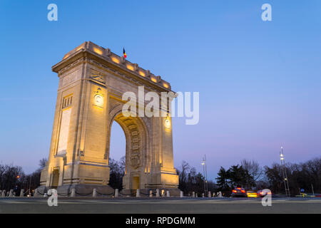 Basso angolo di arco di trionfo (Arcul de Triumf) a Bucarest, Romania, al tramonto / blu ora. Con un altezza di 27 metri, questo arco è stato inaugurato il Foto Stock
