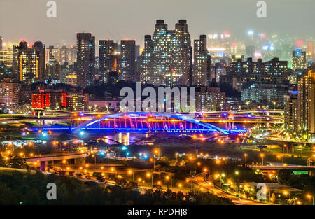 Vista notturna della nuova città di Taipei a Bitan, Taiwan Foto Stock