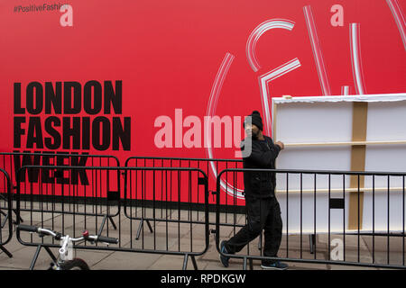 Preparativi prima della prossima sfilata presso la BFC visualizza lo spazio nel trefolo, durante il 2019 la London Fashion Week 2019, 18 febbraio 2019, a Londra, in Inghilterra. Foto Stock