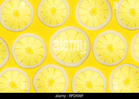 Fette di limone illuminato dal basso frutti di sfondo vista superiore Foto Stock