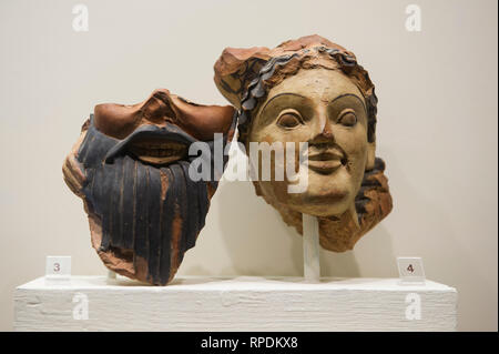 Parti di grandi sculture in terracotta dall'acroteria di edifici arcaici, Museo Archeologico di Olimpia, Grecia Foto Stock