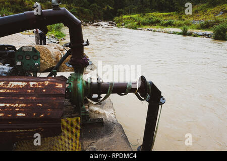 Dragaggio di sabbia macchina rimozione di sabbia nel fiume dalla banca di fiume - Immagine Foto Stock